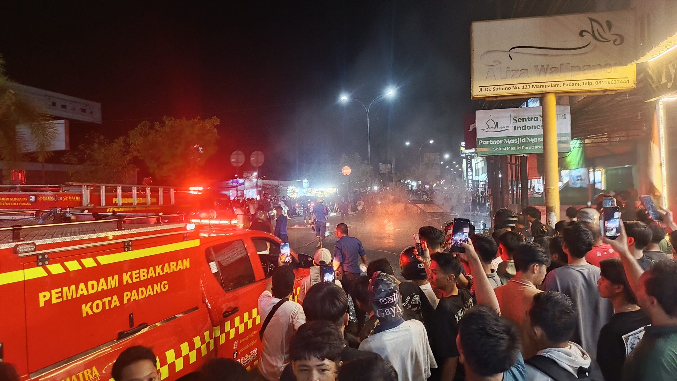 Meledak! Satu Unit Mobil Expander Terbakar di Jalan Marapalam Kota Padang