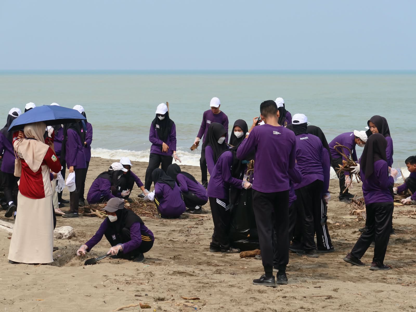 HIKRAB HIMA IKM FKM Unand Ajak Mahasiswa Baru Jaga Kebersihan Pantai Padang