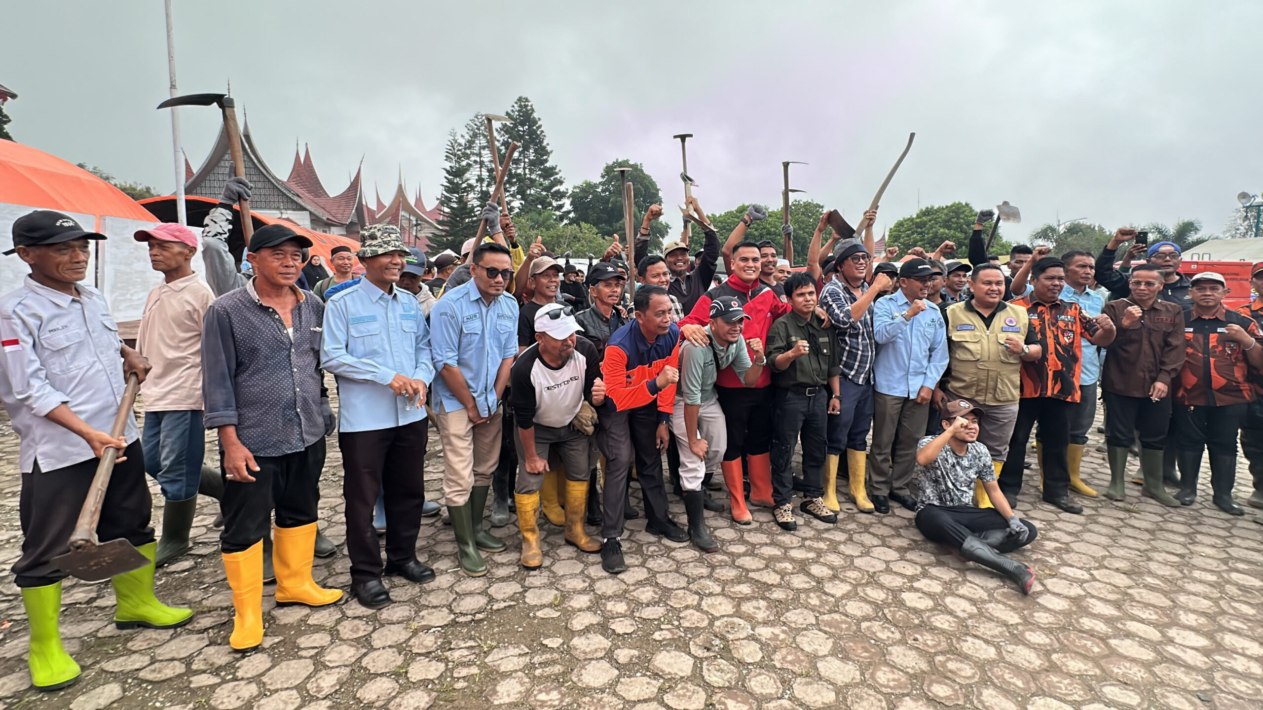 Relawan Peduli Bencana dari Nagari Koto Sani Gotong Royong Bantu Pemulihan Pasca Bencana Banjir Bandang di Arosuka Solok